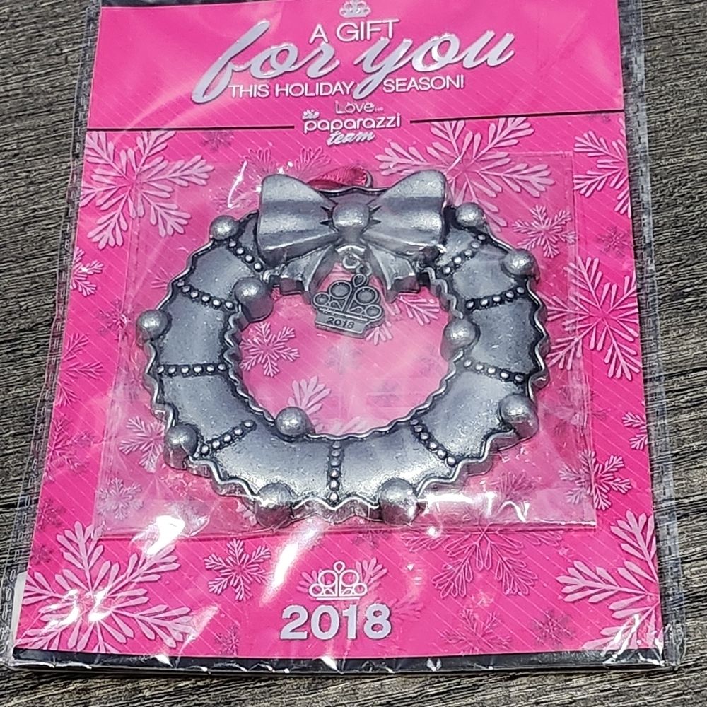 Silver Toned Wreath Paparazzi 2018 Holiday ornament new